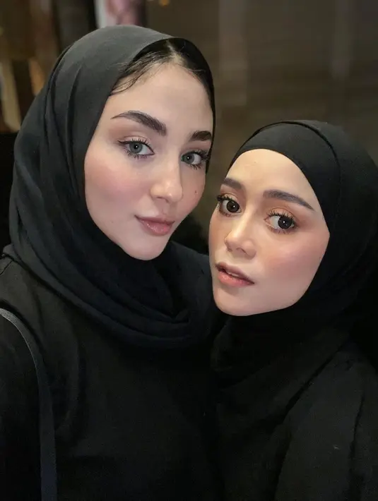Bahkan dengan serba hitam dan polos, pesona istri Ali Syakieb ini tetap terpancar. [Instagram @marginw]