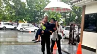 Kisah Kasih Polisi Gendong Nenek ke Gereja Saat Natal di Cilacap