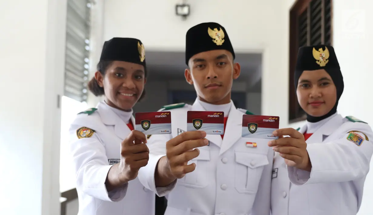 Perwakilan Paskibraka Nasional 2019 menunjukkan kartu e-money usai penyerahan e-money edisi khusus Paskibraka dan tabungan pelajar di Museum Mandiri, Jakarta, Selasa (20/8/2019). Dalam kesempatan tersebut Bank Mandiri juga memberikan sharing materi terkait SDM unggul. (Liputan6.com/Angga Yuniar)