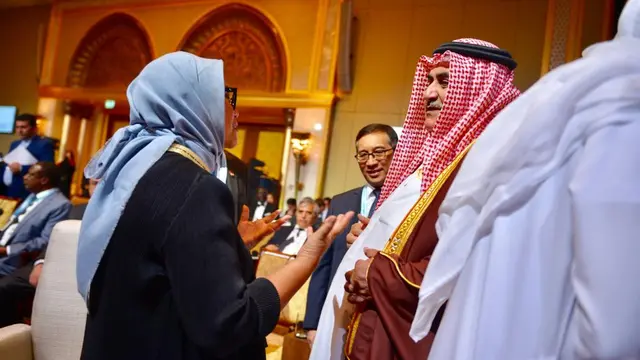 Tampak Menteri Luar Negeri Indonesia Retno Marsudi tengah melakukan dialog dengan berbagai perwakilan negara (Dokumentasi Kemlu RI)