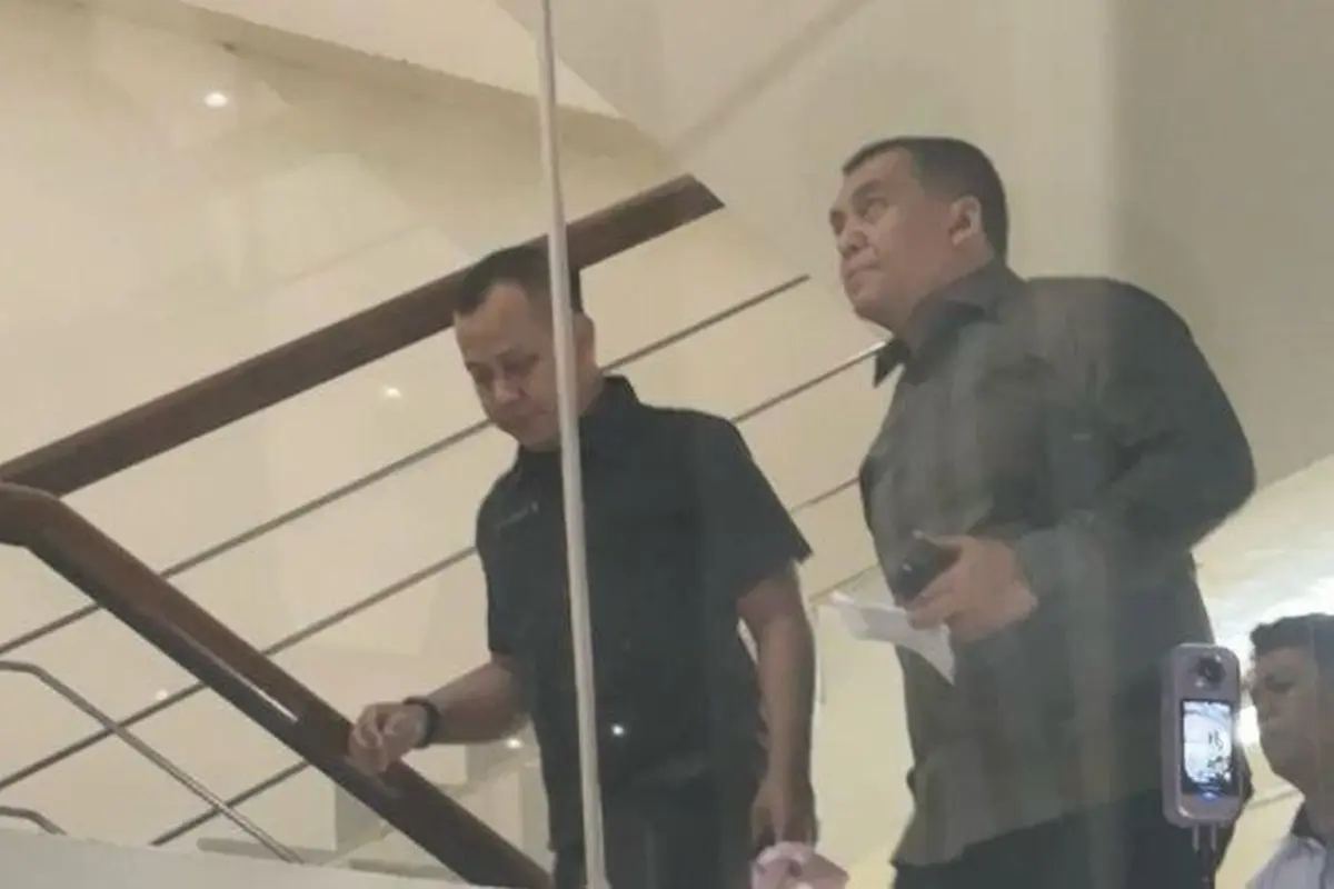 Dicari KPK, Silmy Karim Muncul Jelang Tengah Malam
