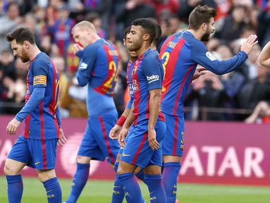 Para pemain Barcelona merayakan gol yang dicetak oleh Paco Alcacer ke gawang Athletic Bilbao pada laga Liga Spanyol di Stadion Camp Nou, Spanyol, Sabtu (4/2/2017). Barcelona menang 3-0 atas Bilbao. (EPA/Toni Albir)