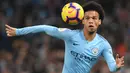 6. Leroy Sane (Manchester City) – Pemain muda Manchester City, Leroy Sane, juga tercatat memiliki kecepatan di atas rata-rata. Sane mampu melesat dengan kecepatan 35.04km/jam. (AFP/Paul Ellis)