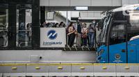 Calon penumpang menunggu bus Transjakarta di halte kawasan Sudirman, Jakarta, Rabu (16/12/2020). Wakil Gubernur DKI Jakarta Ahmad Riza Patria memastikan, kebijakan 75 persen karyawan bekerja dari rumah (WFH) akan diterapkan sebelum pergantian tahun 2020 ke 2021. (Liputan6.com/Faizal Fanani)