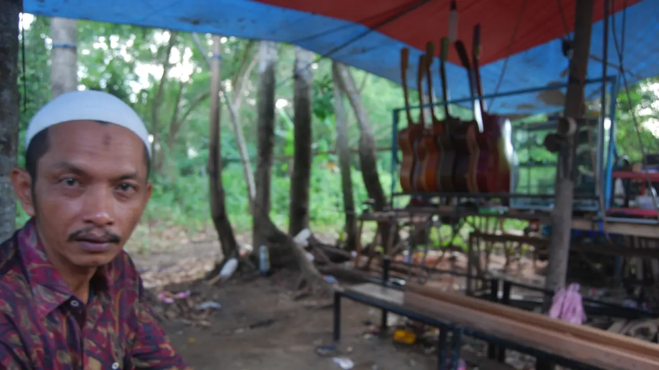 Maestro Pembuat Gitar Asal Bangkalan Cari Penerus Mumpuni