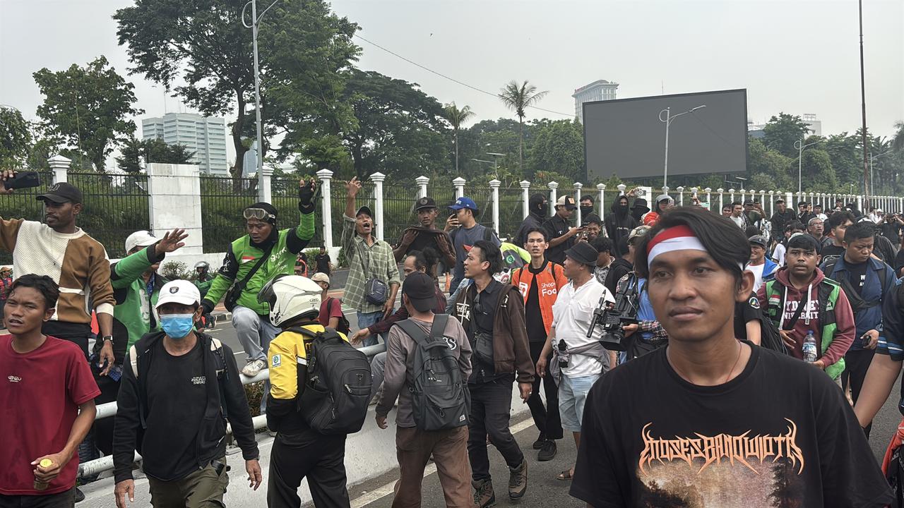 Imbas Demo MPR/DPR, Akses Keluar Tol Slipi Arah Grogol Ditutup