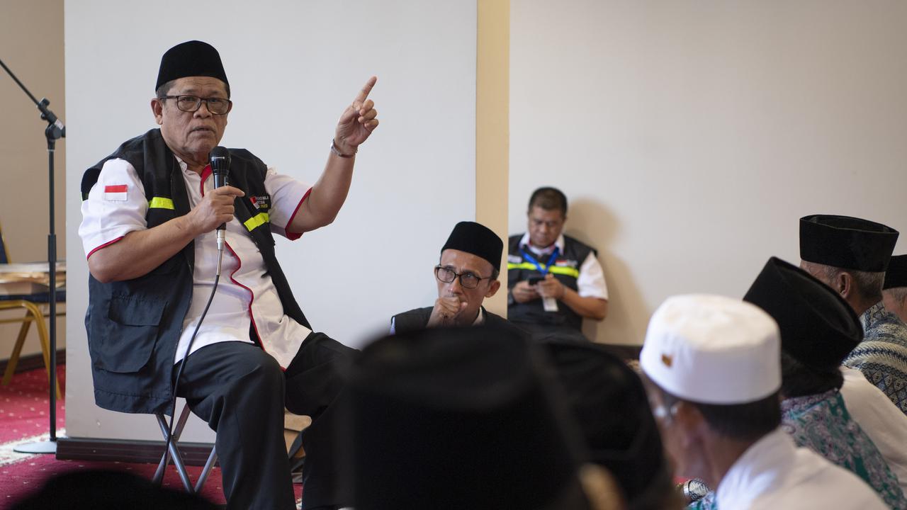 Konsultan Ibadah PPIH Arab Saudi Daker Makkah, KH Ahmad Kartono memberikan arahan kepada petugas dan jemaah haji.