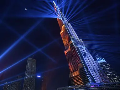 Pertunjukan sinar laser dari menara tertinggi di dunia, Burj Khalifa, pada malam perayaan Tahun Baru di Dubai, 31 Desember 2017. Burj Khalifa bermandikan sinar laser menyilaukan dalam gerakan dinamis yang disinkronkan dengan musik. (Giuseppe CACACE/AFP)