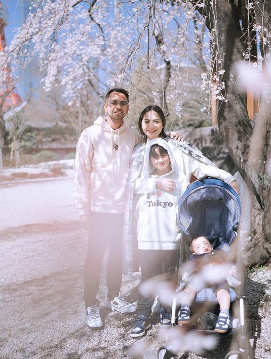 <p>Foto terbaru yang diunggah di akun Instagram Raffi Ahmad dan Nagita Slavina, kompak berpose bersama Rafathar dan Cipung. Berlatar bunga Sakura yang sedang bermekaran, keempatnya mengenakan outfit yang berbeda-beda. Foto: Instagram.</p>