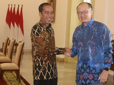 Presiden Joko Widodo (Jokowi) bersalaman dengan Presiden Bank Dunia Jim Yong Kim saat kunjungan kehormatan di Istana Kepresidenan Bogor, Jawa Barat, Rabu (4/7). Pertemuan membahas persiapan Annual Meeting IMF-World Bank di Bali (Liputan6.com/Angga Yuniar)