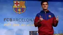 Gelandang Brasil, Philippe Coutinho Correia tersenyum diperkenalkan sebagai pemain baru Barcelona di Camp Nou, Barcelona, (7/1). Coutinho diboyong Barcelona dengan harga sebesar 400 juta euro (sekitar Rp 6,45 triliun). (AP Photo/Manu Fernandez)