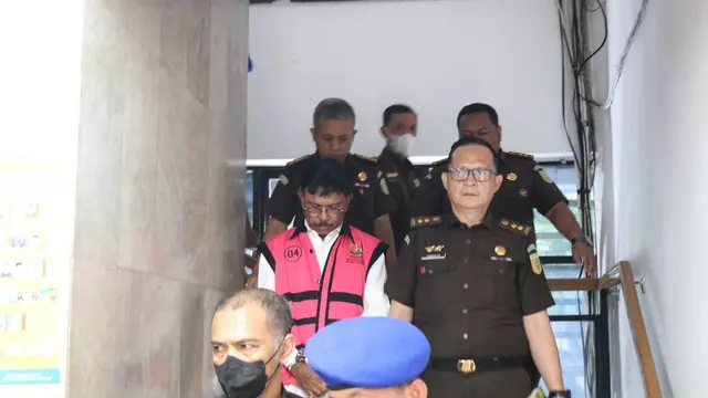 Menkominfo Johnny G Plate saat mengenakan rompi tahanan. Kejaksaan Agung menetapkannya sebagai tersangka korupsi pengadaan infrastruktur BTS. (dok Kejagung)