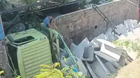 Momen Mencekam Truk Jatuh dari Flyover Makassar Timpa Dua Rumah