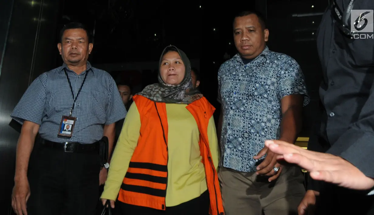 Bupati Bekasi Neneng Hassanah Yasin memakai rompi tahanan dikawal petugas usai menjalani pemeriksaan di gedung KPK, Jakarta, Selasa (16/10). Neneng Hasanah Yasin resmi ditahan 20 hari kedepan untuk mempermudah pemeriksaan. (merdeka.com/Dwi Narwoko)