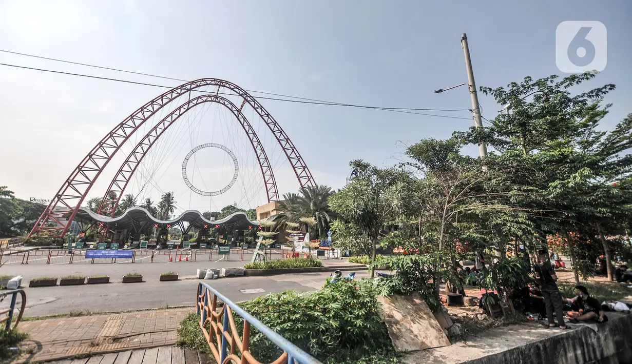 Suasana di salah satu pintu masuk saat penutupan sementara Taman Impian Jaya Ancol, Jakarta, Minggu (16/5/2021). Pemprov DKI Jakarta melalui Dinas Pariwisata dan Ekonomi Kreatif menutup sementara wisata Ancol pada 16-17 Mei 2021. (merdeka.com/Iqbal S. Nugroho)