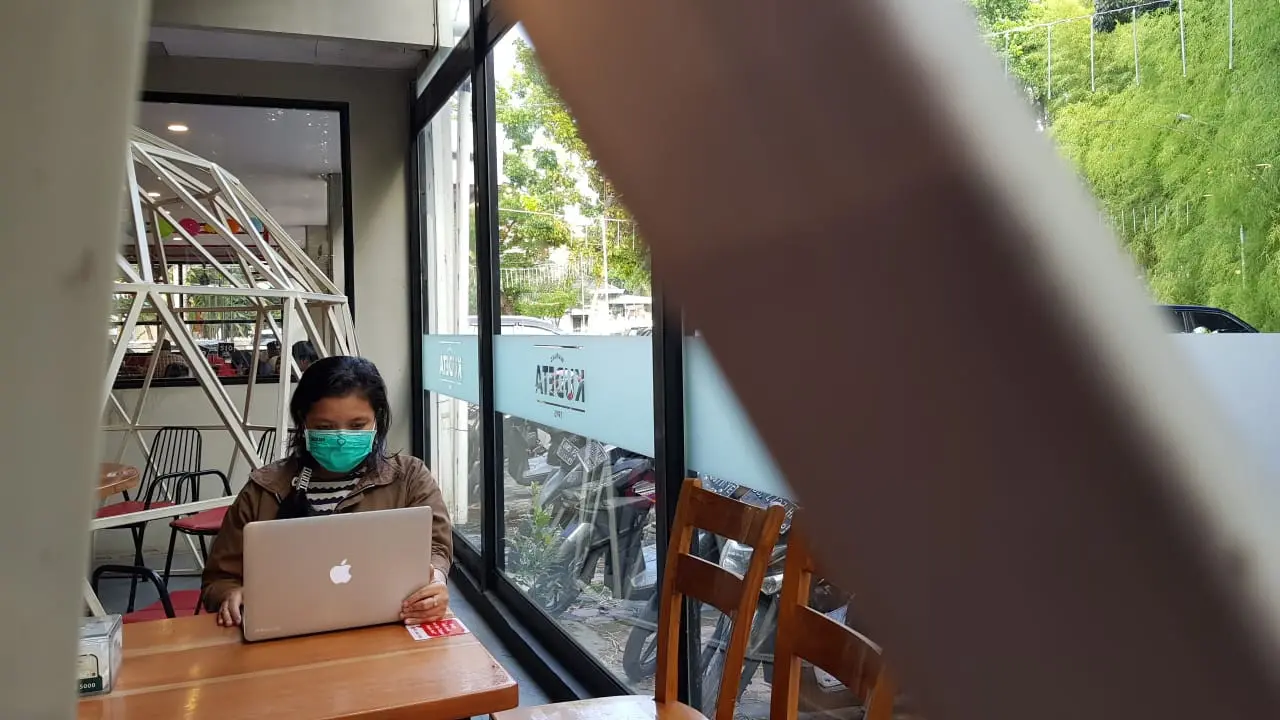 Warga menggunakan masker