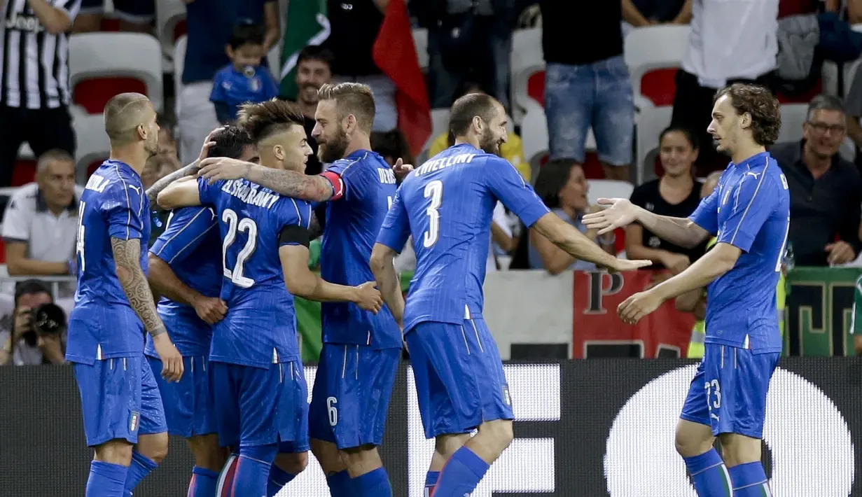 Para pemain Itali merayakan gol Eder saat melawan Uruguay pada laga Persahabatan di Nice Allianz Riviera stadium, Prancis, (7/6/2017). (AP/Claude Paris)