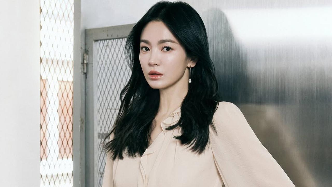Song Hye Kyo Pakai Busana Semi Formal