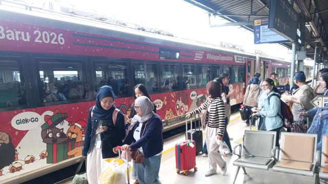 Penjualan tiket kereta api jarak jauh dan lokal oleh PT KAI telah mencapai 2.447.504 tiket.