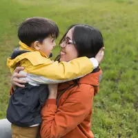 Perasaan khawatir kepada anak sebenarnya wajar karena muncul dari rasa sayang dan keinginan untuk melindungi. (Foto/dok: Freepik)