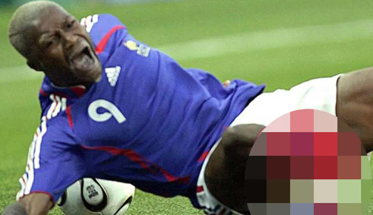 Striker Liverpool, Djibril Cisse, menderita dua cedera parah dalam kurun waktu yang tidak terlalu lama. Yang pertama dialaminya bersama Liverpool dan kedua saat membela Perancis melawan Cina. (kepoan.com)