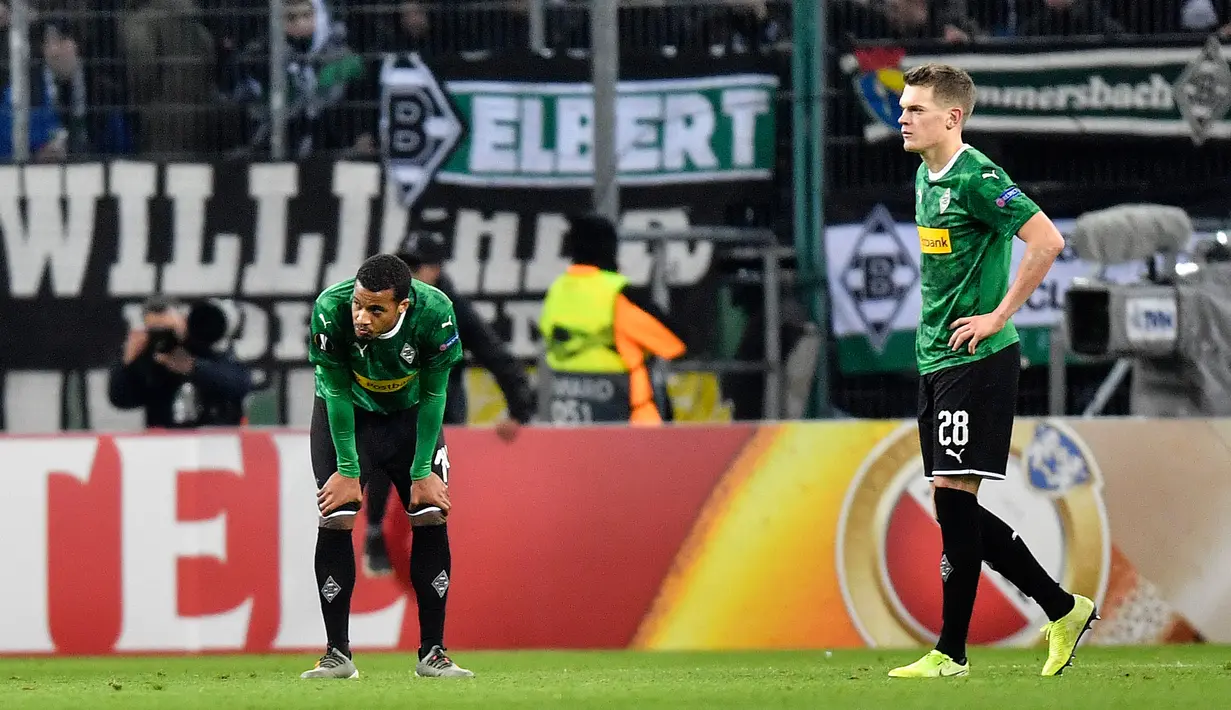 Reaksi pemain Borussia Moenchengladbach Matthias Ginter (kanan) dan Marcus Thuram setelah kalah dari Istanbul Basaksehir pada laga Grup J Liga Europa di Moenchengladbach, Jerman, Kamis (12/12/2019). Moenchengladbach gagal ke fase gugur setelah kalah 1-2 dari Basaksehir. (AP Photo/Martin Meissner)