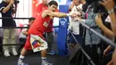 Manny Pacquiao melakukan pemanasan di atas ring pada latihan jelang pertarungannya melawan Jessie Vargas di Los Angeles, California, AS (26/10). Buat Pacquiao, ini adalah penampilan perdananya usai memutuskan pensiun. (Reuters/ Lucy Nicholson)