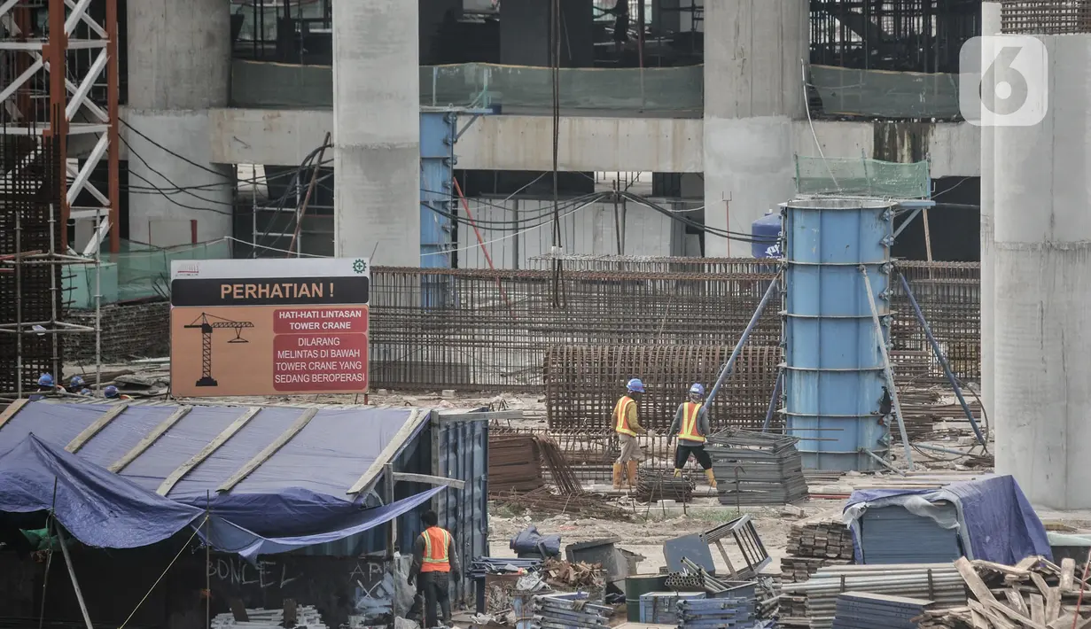 Aktivitas pekerja saat menyelesaikan proyek pembangunan Jakarta International Stadium (JIS) atau juga yang dikenal Stadion Bersih Manusiawi Wibawa (BMW), Kamis (9/7/2020). (merdeka.com/Iqbal S. Nugroho)