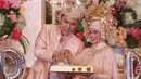 Pasangan Ben Kasyafani dan Nesyana Ayu Nabila memotong kue ulang tahun pada repsepsi pernikahan kedua Ben di kawasan Mega Kuningan, Jakarta, Sabtu (30/7). Acara resepsi pernikahan Ben turut dihadiri oleh sejumlah selebritas. (Liputan6.com/Herman Zakharia)