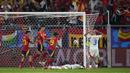 Selebrasi para pemain Timnas Spanyol merayakan gol bunuh diri bek Timnas Italia, Riccardo Calafiori pada laga matchday kedua Grup B Euro 2024 di Arena Aufschalke, Gelsenkirchen, Jerman, Kamis (20/6/2024). (AP Photo/Alessandra Tarantino)