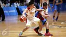 Pebasket Indonesia, A Dhyaksa (kiri) berusaha menembus kawalan pemain Filipina, Kiefer Ravena dalam laga penyisihan Grup A SEA Games 2015 di OCBC Arena Hall, Singapura, Rabu (10/6/2015). Indonesia kalah 52-81. (Liputan6.com/Helmi Fithriansyah)