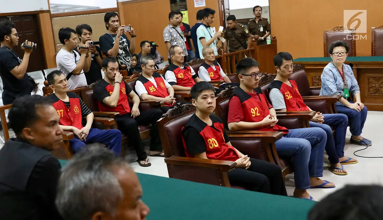Delapan terdakwa kasus penyeludupan 1 ton sabu asal Taiwan menjalani sidang tuntutan di Pengadilan Negeri Jakarta Selatan, Rabu (7/3). Sidang tuntutan kembali ditunda. (Liputan6.com/Immanuel Antonius)