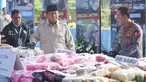 Presiden Prabowo Subianto (tengah) bersama Kapolri Jenderal Listyo Sigit Prabowo melakukan pengecekan sebelum memusnahkan barang bukti narkoba sitaan Kepolisian Republik Indonesia, di Lapangan Bhayangkara, Mabes Polri, Rabu (29/10/2025). Pada Rabu 29 Oktober 2025, Presiden Prabowo Subianto dan Kapolri Jenderal Listyo Sigit Prabowo bersama-sama memimpin pemusnahan barang bukti narkotika, psikotropika, dan bahan adiktif lainnya atau narkoba di Lapangan Bhayangkara, Jakarta. (merdeka.com/Arie Basuki)