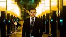 Tampil bak seorang eksekutif, sosok Arifin Putra memang selalu luwes saat mengenakan busana formal. Sudah banyak berbagai merek fashion ternama menjalani pemotretan bersamanya. Tidak jarang para penggemarnya pun kerap memuji penampilannya tersebut dalam kolom komentar. (Liputan6.com/IG/@arifinputra_)