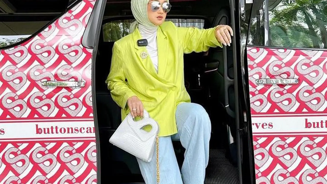 Paduan blazer dan jeans ala Dian Pelangi
