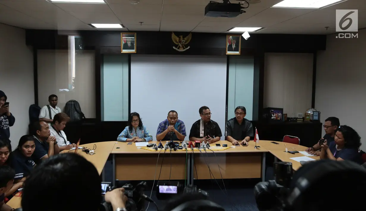 Sekretaris Umum PGI Pendeta Gomar Gultom merespons peristiwa pemboman tiga gereja di Surabaya, di Jakarta, Minggu (13/5). PGI dan Konferensi Wali Gereja Indonesia (KWI), menyatakan turut berduka atas kejadian tersebut. (Merdeka.com/Iqbal S. Nugroho)