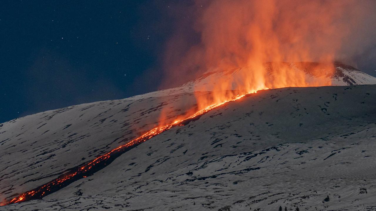 Erupsi Gunung Etna yang Memukau: Saat Salju Menyatu dengan Lava