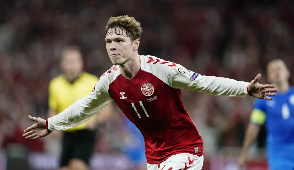 Pemain depan Denmark, Andreas Skov Olsen berselebrasi usai mencetak gol ke gawang Israel pada pertandingan kualifikasi Grup F Piala Dunia FIFA Qatar 2022 di Kopenhagen (7/9/2021). Denmark menang telak ats Israel dengan skor 5-0. (Mads Claus Rasmussen/Ritzau Scanpix/AFP)