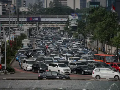 Sejumlah kendaraan terjebak kemacetan di sekitar Bundaran HI, Jakarta, Kamis (14/5/2015). Warga Jakarta dan sekitarnya memanfaatkan liburan panjang akhir pekan dengan memadati pusat-pusat perbelanjaan. (Liputan6.com/Faizal Fanani)
