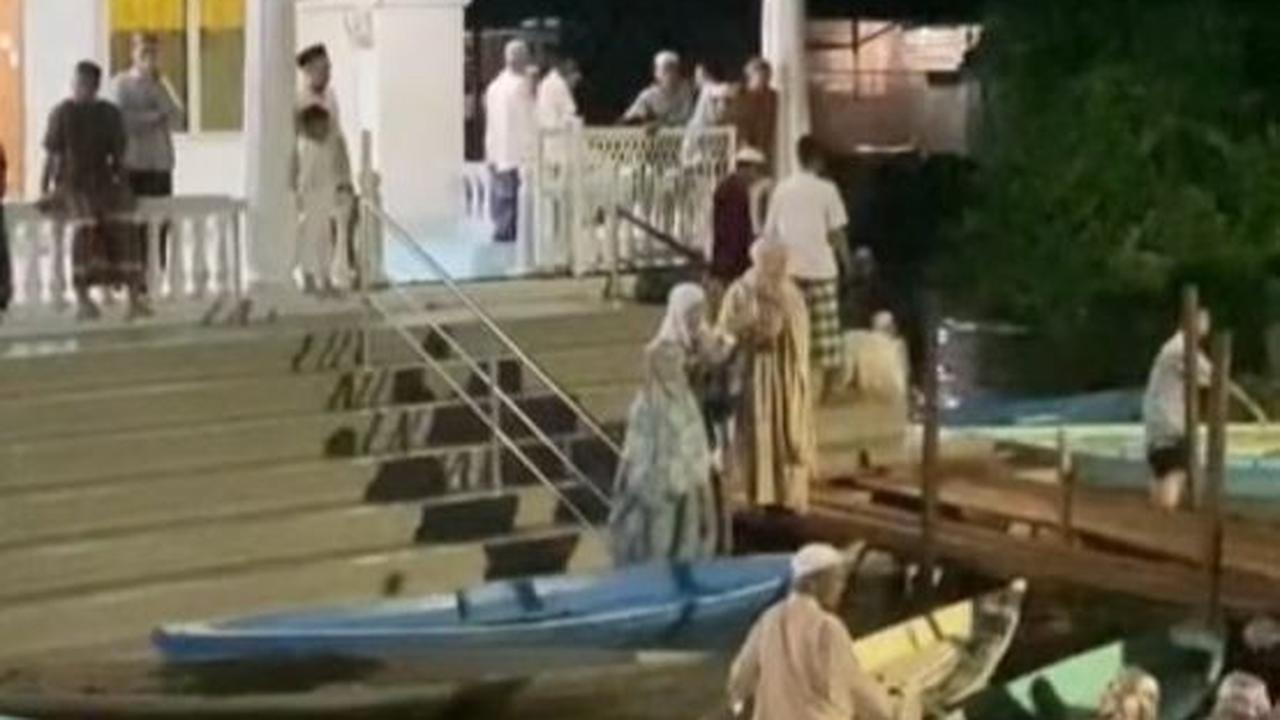Momen Warga Jambi Tetap Semangat Salat Tarawih Meski Harus Berangkat Naik Perahu Ini Viral, Tuai Pujian
