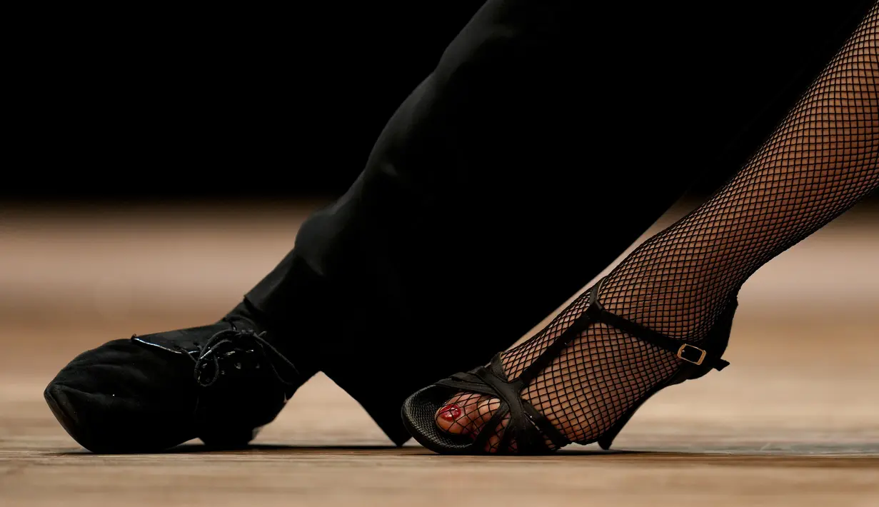 Ramiro Almiron dan Evangelina Martinez menari saat berlaga di babak final kategori panggung Kejuaraan Dunia Tango di Buenos Aires, Argentina (25/9/2021). Kegiatan digelar dengan prokes serta pengurangan kapasitas. (AP Photo/Natacha Pisarenko)