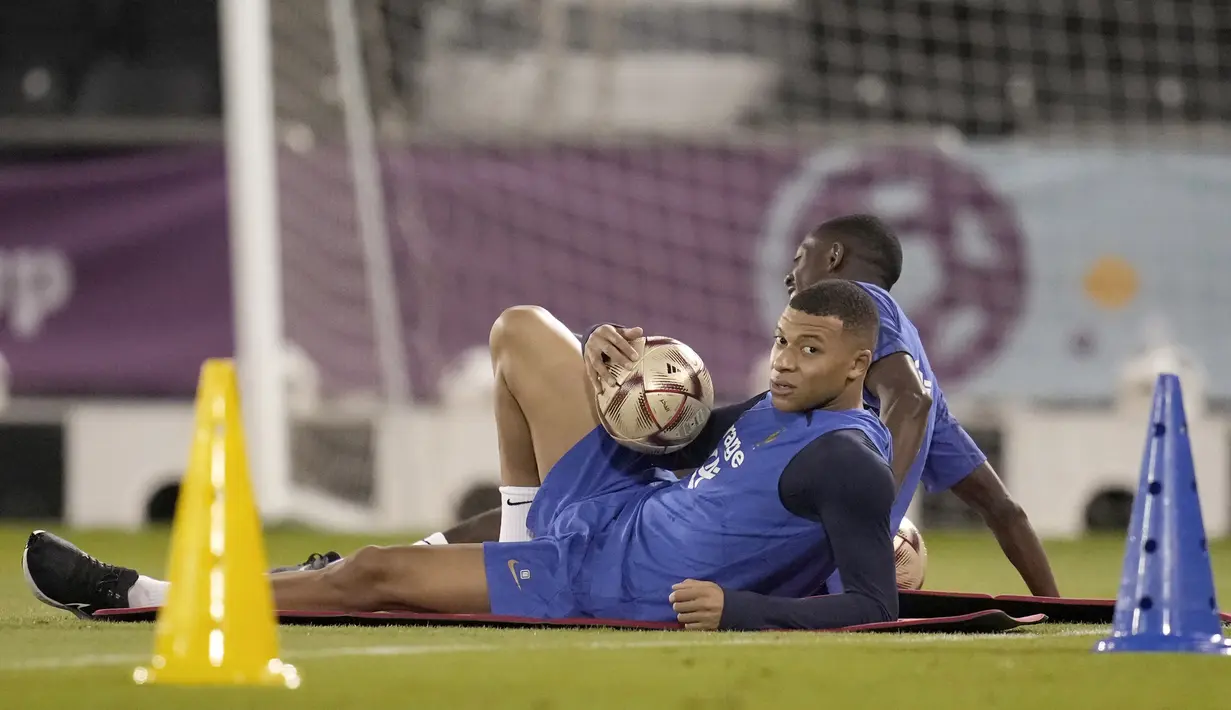 Penyerang Prancis, Kylian Mbappe beristirahat saat sesi latihan di stadion Jassim Bin Hamad di Doha, Qatar, Senin, 12 Desember 2022. Berdasarkan rekor empat pertemuan terakhir, Prancis masih lebih diunggulkan daripada Maroko. (AP Photo/Christophe Ena)