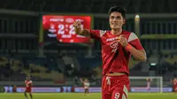 Striker Persis Solo, Ramadhan Sananta, saat melakukan selebrasi seusai membantu mencetak gol kemenangan atas Borneo FC dalam duel di Stadion Manahan, Solo, Sabtu (19/10/2024). (Bola.com/Radifa Arsa)
