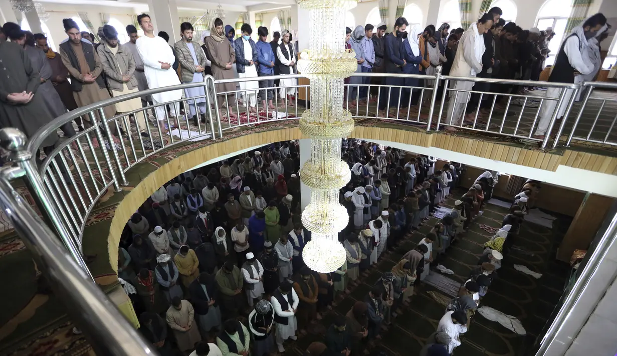 Umat muslim melaksanakan salat berjemaah pada hari pertama bulan Ramadan di sebuah masjid di Kabul, Afghanistan, Jumat (24/4/2020). Mereka melaksanakan salat di tengah kekhawatiran akan penularan virus corona COVID-19. (AP Photo/Rahmat Gul)