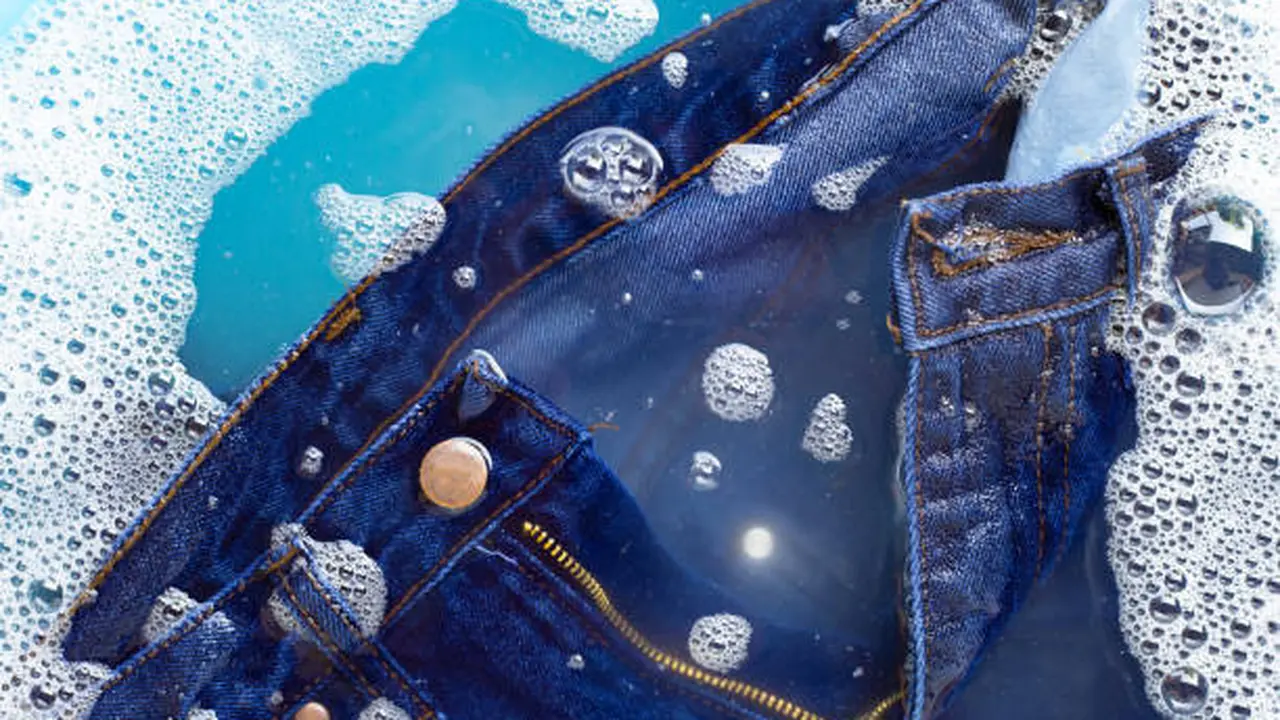 Ilustrasi Mencuci Jeans