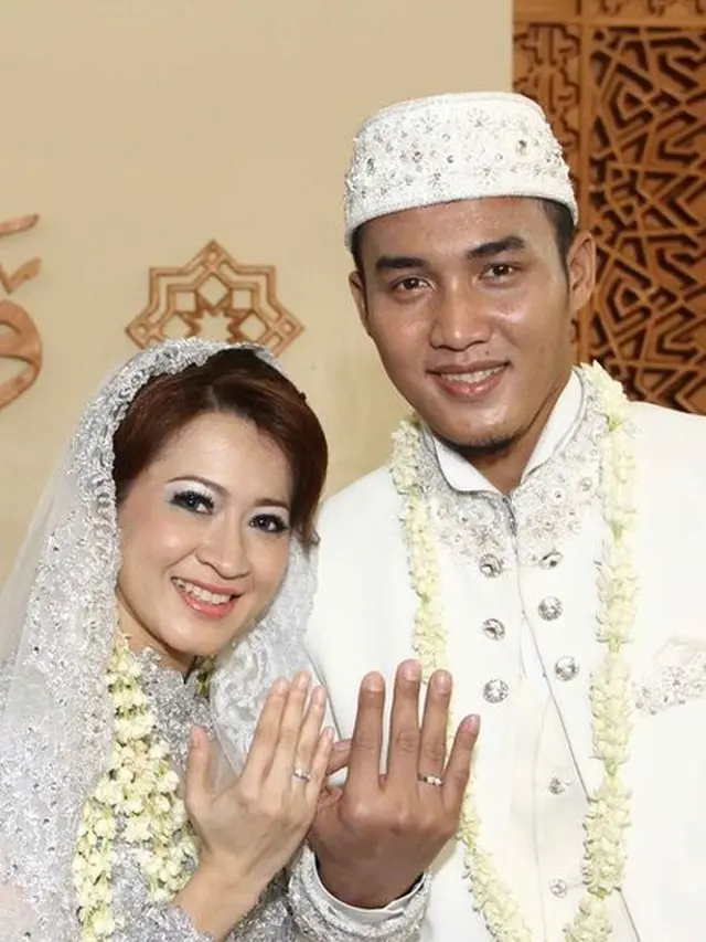 Sempat Nikah Siri, Ini 6 Potret Lawas Pernikahan Okie Agustina dan Gunawan Dwi Cahyo