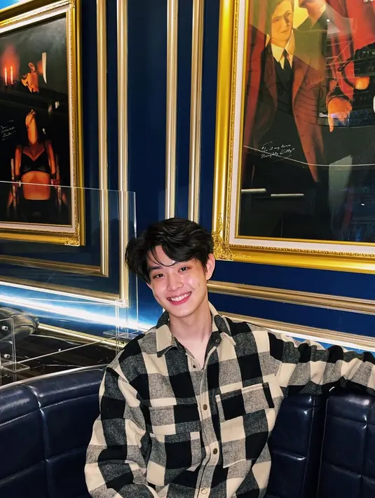 Seperti pria pada umumnya, Gabriel Prince juga memiliki koleksi kemeja flanel. Sebagai must have items, kemeja flanel bisa digunakan untuk acara santai maupun formal. (instagram/phrrince)