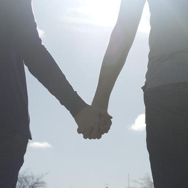 980 Koleksi Gambar Romantis Bergandengan Tangan Gratis