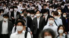 Sebuah lorong stasiun dipenuhi oleh para penumpang yang menggunakan masker selama jam sibuk di Tokyo, Selasa (26/5/2020). Perdana Menteri Jepang Shinzo Abe mencabut keadaan darurat pandemi virus corona di Tokyo dan empat wilayah lainnya pada Senin (25/5). (AP Photo/Eugene Hoshiko)