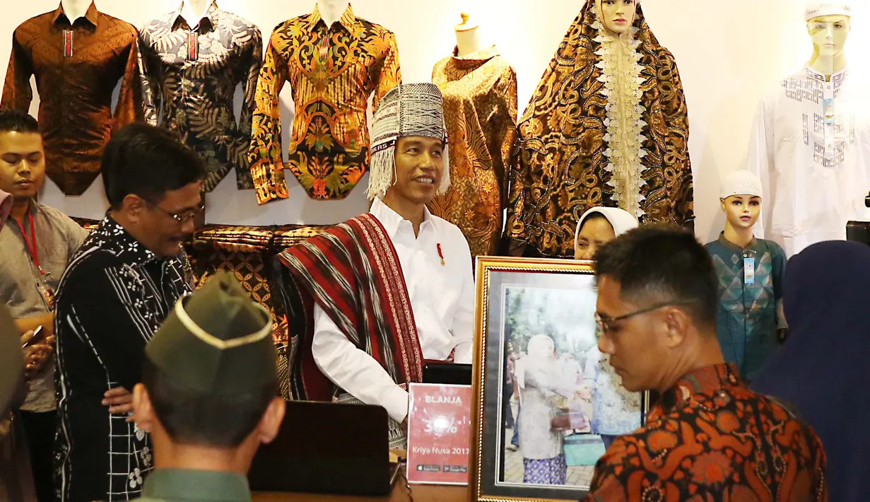 Presiden Jokowi dan Gubernur DKI Djarot Saiful Hidayat melihat produk kerajinan pada Pameran Kriyanusa Dewan Kerajinan Nasional 2017 di JCC, Rabu (27/9). Acara ini merupakan pameran kerajinan dari seluruh provinsi di Indonesia. (Liputan6.com/Angga Yuniar)